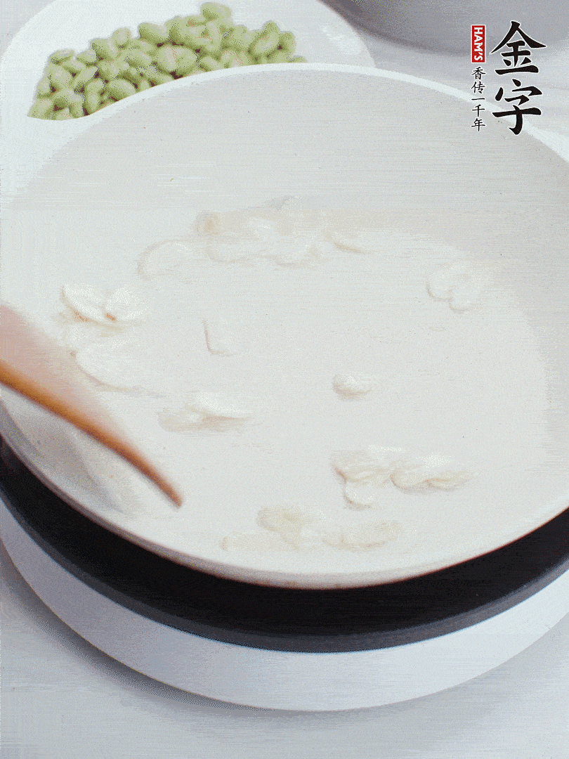 金字淡咸肉煮15分鐘，撈出切片。油5成熱時(shí)，蒜末、咸肉爆香。