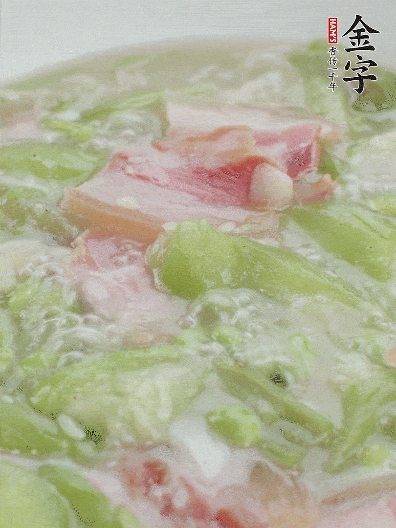 加一點(diǎn)熱水、白胡椒粉、雞精翻炒1分鐘。