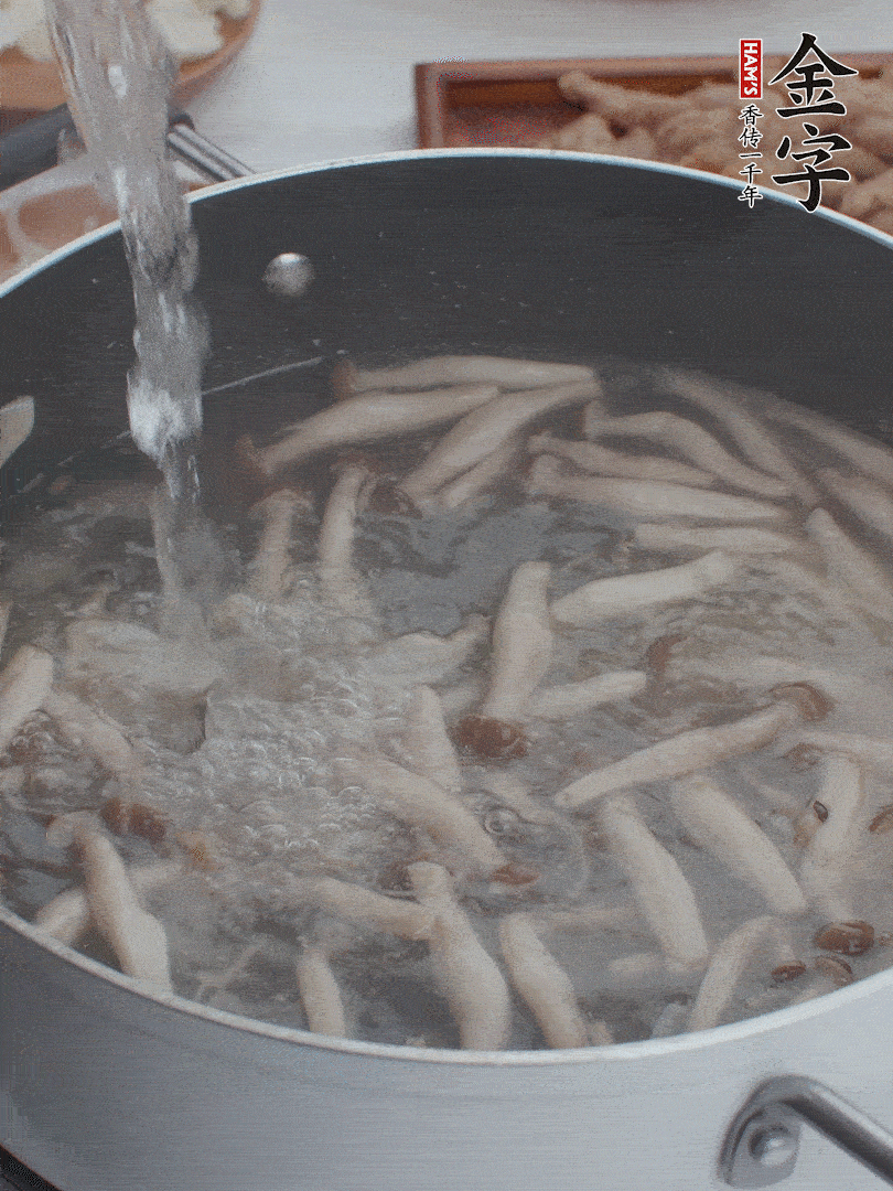 油熱爆香大蔥、蒜末，下蟹味菇炒軟，放清水。