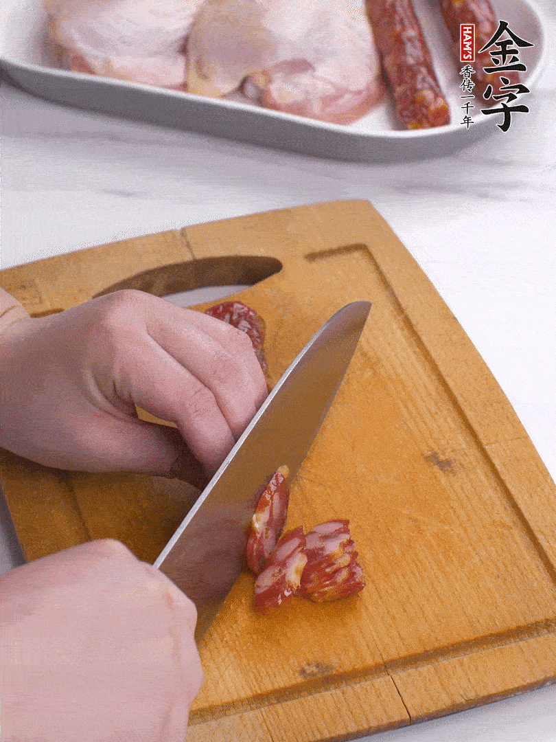 雞大腿去皮去骨切成塊，金字香腸切片，干香菇泡發(fā)切片，小蔥切蔥花。