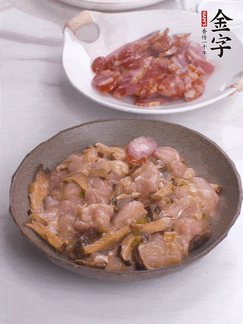 腌制后，雞肉中加淀粉1勺，頂部碼上香腸片。