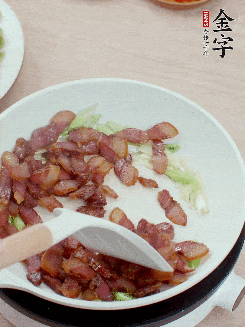 鍋中少許油，姜、蒜白爆香，下臘肉煸出油脂。