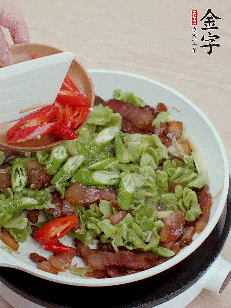 放萵筍干、青紅椒圈爆炒1分鐘。