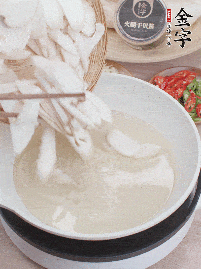 杏鮑菇切成片，油溫7層熱炸2分鐘。