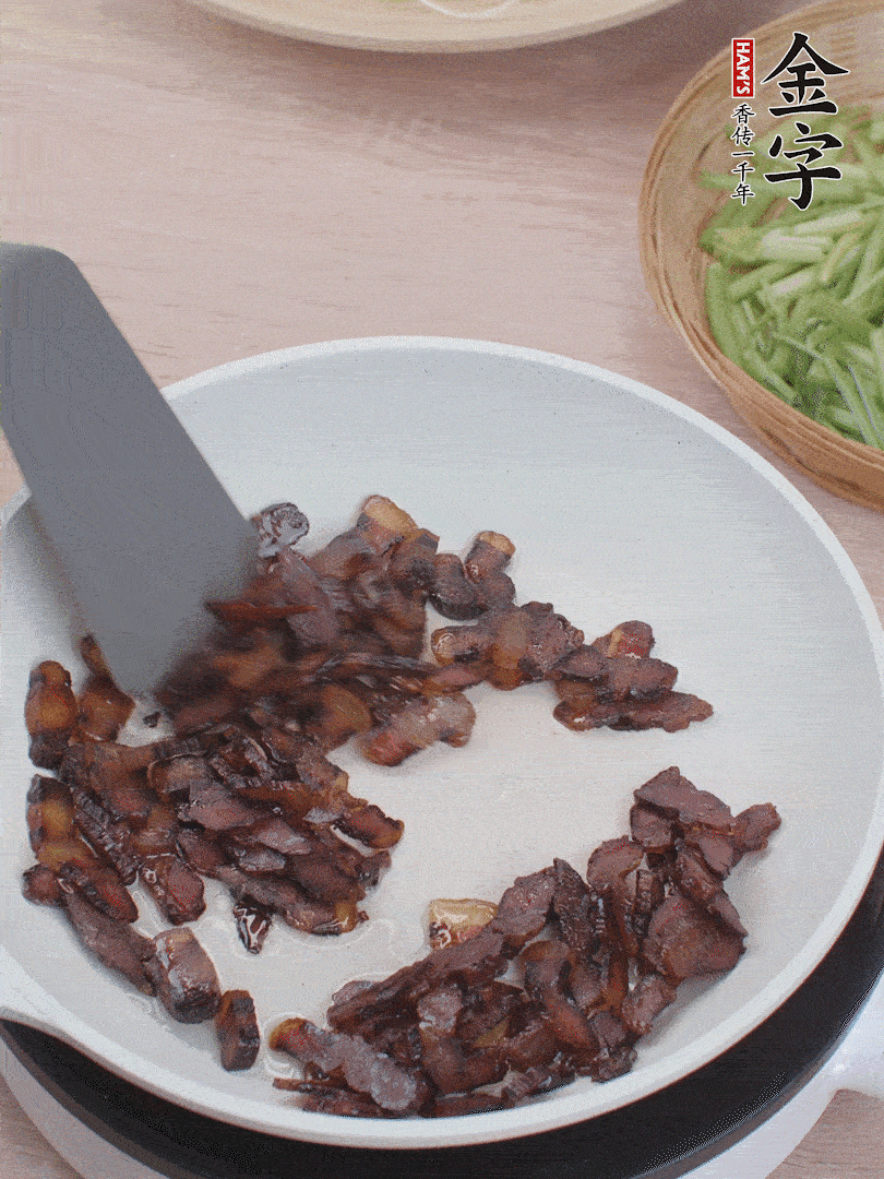 起鍋熱油，煸香醬油肉。