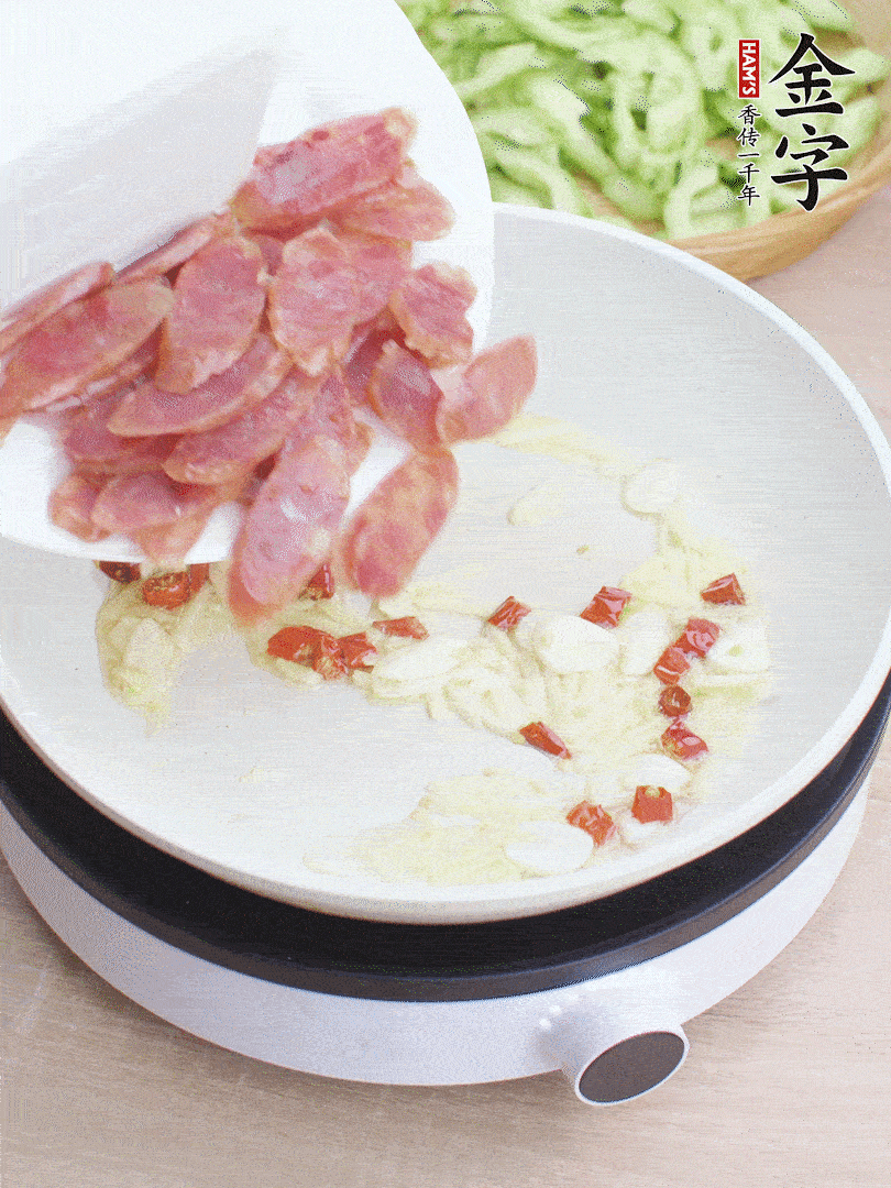 油5成熱時(shí)，姜、蒜、辣椒爆香。