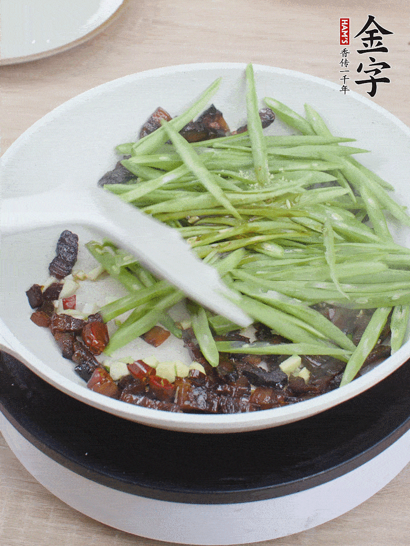 下豆角，生抽、雞精調(diào)味，炒到斷生。