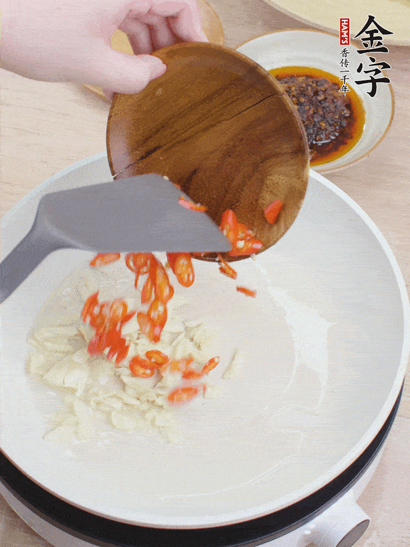 油熱煸香蒜末、辣椒。