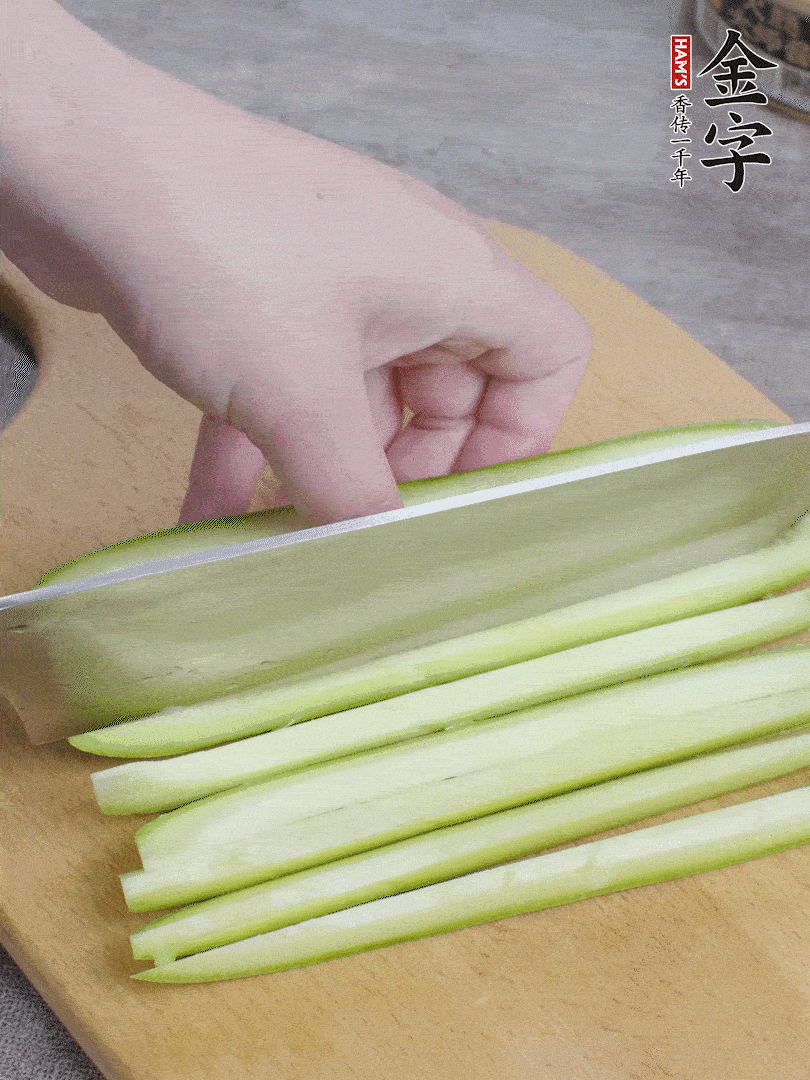 西葫蘆對半切，去瓤切條。