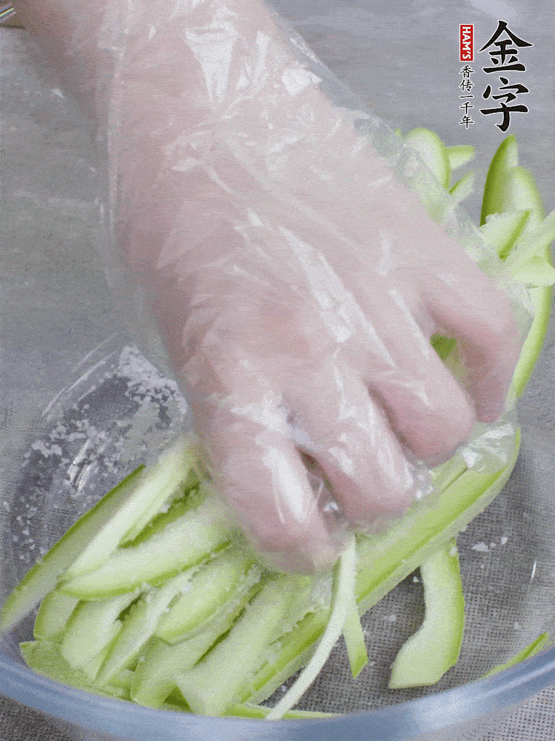 加鹽腌制15分鐘，清洗后擠干水份。