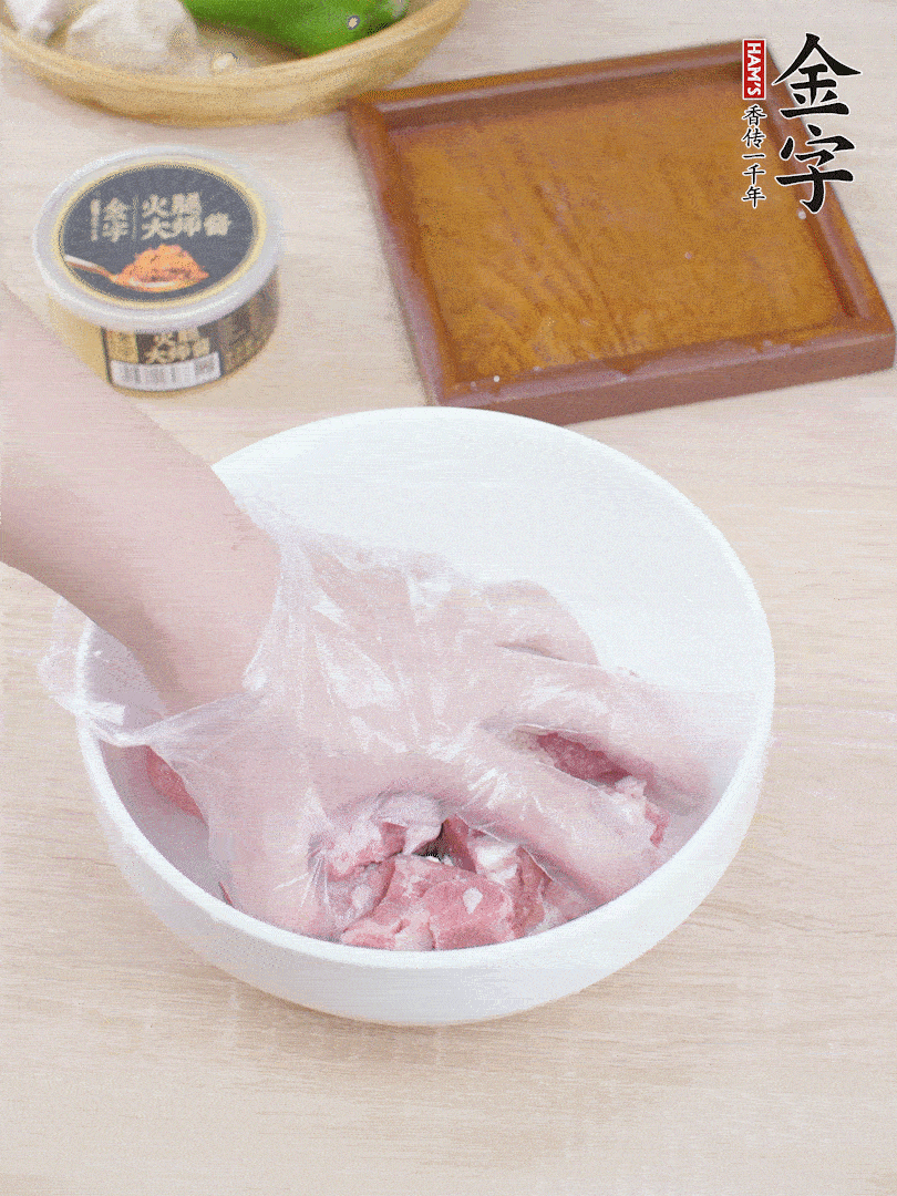 豬小排，加1勺料酒、1勺蠔油、1/3勺白胡椒粉、淀粉，抓拌均勻腌漬30分鐘。青椒去蒂去籽切塊。洋蔥去皮切塊。