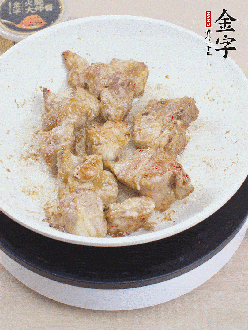 油4成熱，下小排煎炒至邊緣微微發(fā)焦。