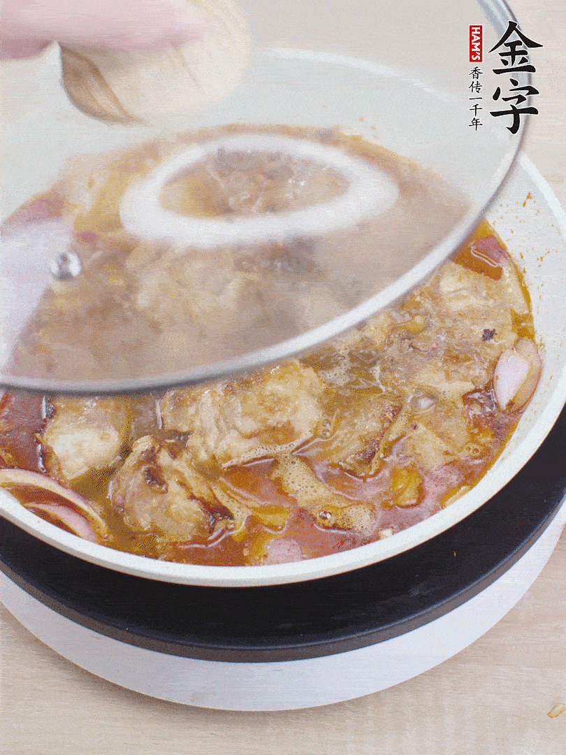 下小排翻炒，加1勺生抽、1點白砂糖和少許水燜2分鐘。