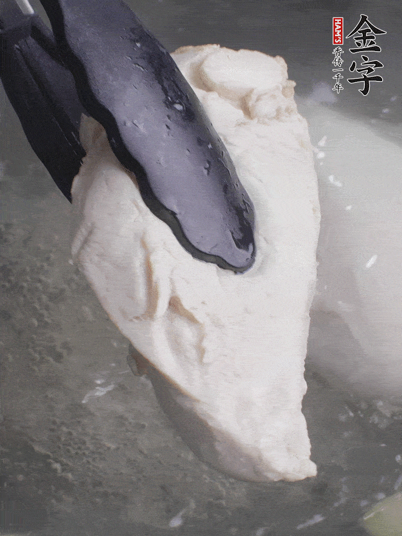 雞胸肉冷水下鍋，加姜片煮熟。過冰水撕成細(xì)絲。