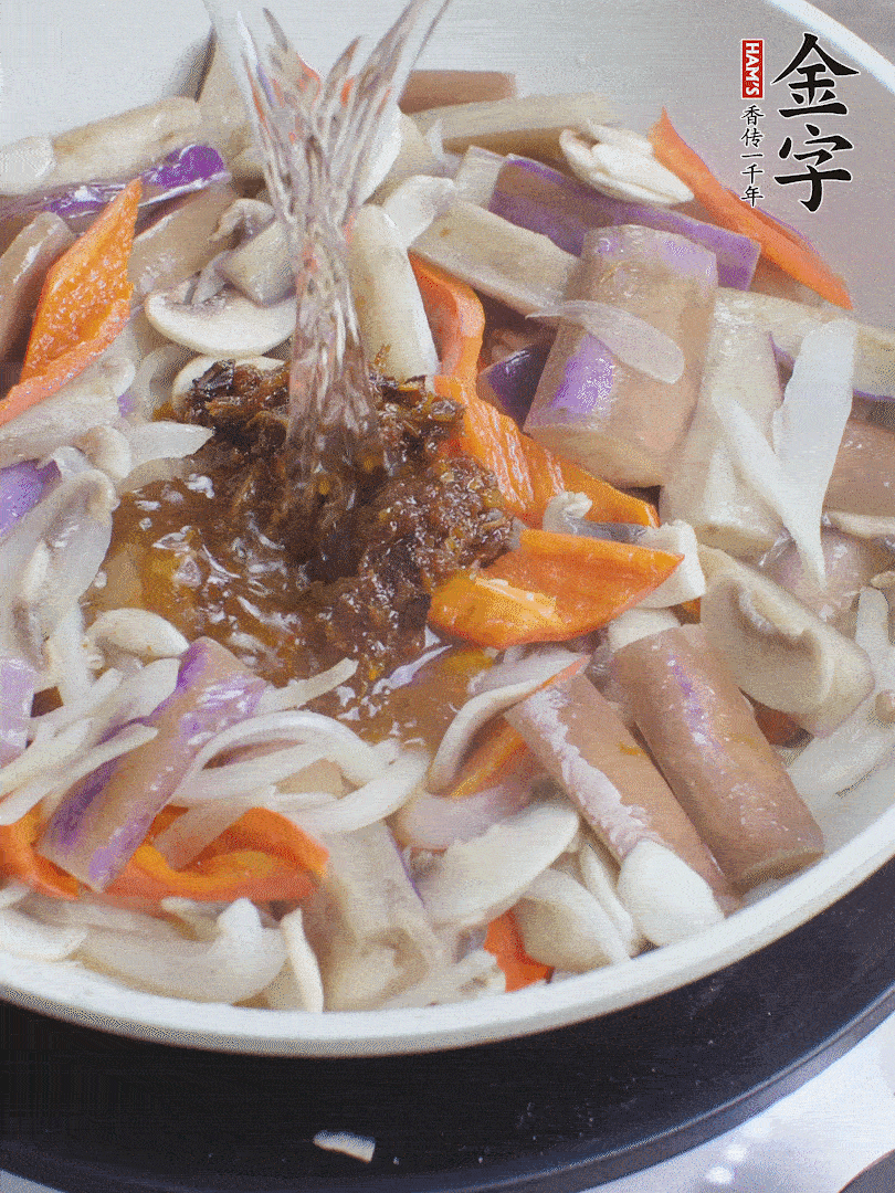 下茄子、口蘑，淋入料汁，加熱水份收干。