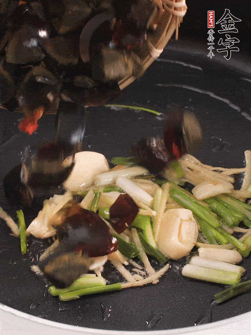 熱油爆香蔥姜，放入皮蛋翻炒至氣泡。