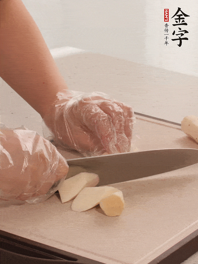 鐵棍山藥洗凈削皮，切斜刀塊。