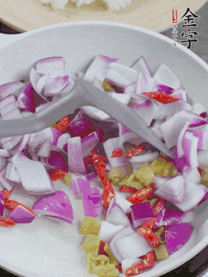 冷鍋熱油，下洋蔥、小米辣、泡椒，炒出香味。