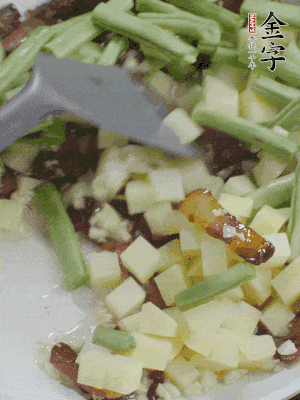 下蒜末、豆角、土豆塊翻炒。