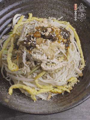 撒上花生碎、白芝麻、蔥花。