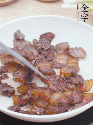 熱鍋少油，醬油肉煸出油脂，盛出。