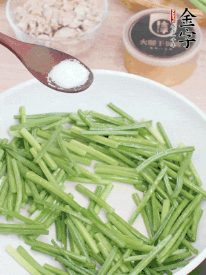 起鍋熱油，下韭菜苔炒至變色。加少許鹽。