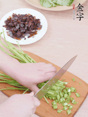 空心菜摘掉葉子，菜梗切成丁。
