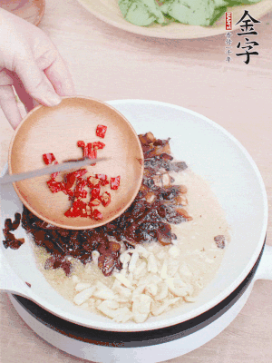 爆香蒜末、小米辣。