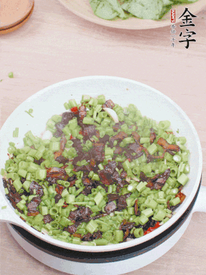 1勺生抽、1勺蠔油、1點(diǎn)點(diǎn)白糖調(diào)味。