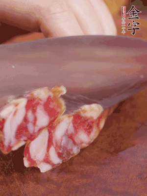 金字香腸斜切成大片。