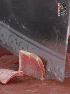 取金字火腿塊150g，切成薄片。生姜切片。