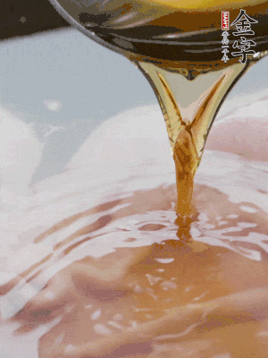 洗凈后冷水下鍋，加黃酒焯水。