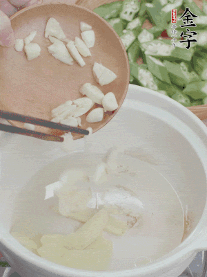 砂煲熱油，姜蒜、辣椒煸香。