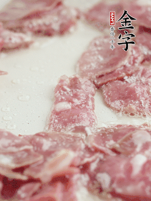 炒鍋熱油，下培根火腿煸炒。