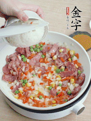放米飯炒至顆粒分明。