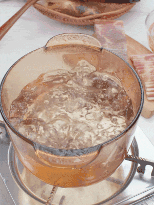 春筍切片焯水3分鐘，去除草酸澀味。