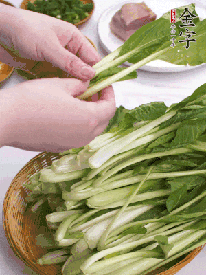 小青菜掰成一片片。