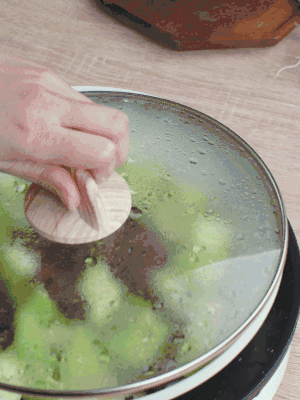 西葫蘆略出水時(shí)，加一小撮鹽調(diào)味。