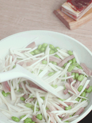 下茭白絲、青豆翻炒。