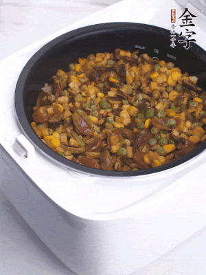 電飯煲按煮飯鍵，出鍋撒蔥花。