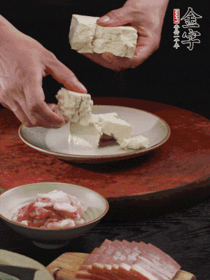 一塊老豆腐掰成大塊。