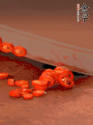 小米辣切圈，大蒜切片。