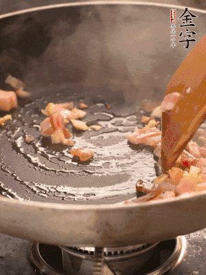 熱油爆香大蒜粒，煸香咸肉丁，淋一勺黃酒調(diào)味。