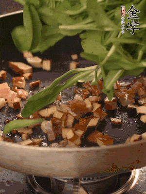 再放香干煸炒，最后放馬蘭頭翻炒至變軟。