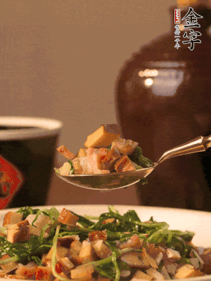 出鍋前嘗味，味淡加點(diǎn)鹽。