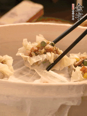 包好的燒賣放在蒸籠上，水開后蒸8分鐘左右。