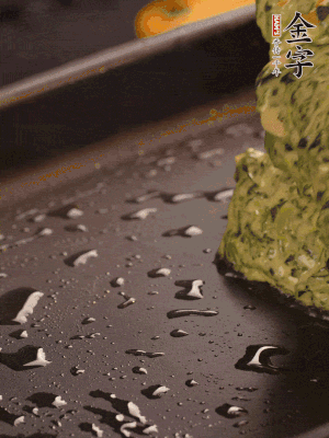 熱鍋擦一下油，下面糊攤平。