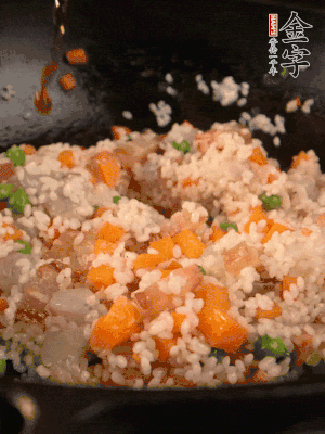 加入糯米翻炒均勻。最后加入蝦仁，用1勺料酒、1勺生抽、1/2勺鹽調(diào)味。