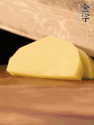 土豆去皮切丁。水開后，放入鍋中煮2-3分鐘，撈出瀝干水分。