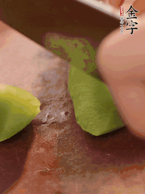 萵筍切滾刀塊。